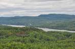 Paisagem do Parc National de La Mauricie, província de Quebec, no Canadá, durante a trilha até o Lac Solitaire